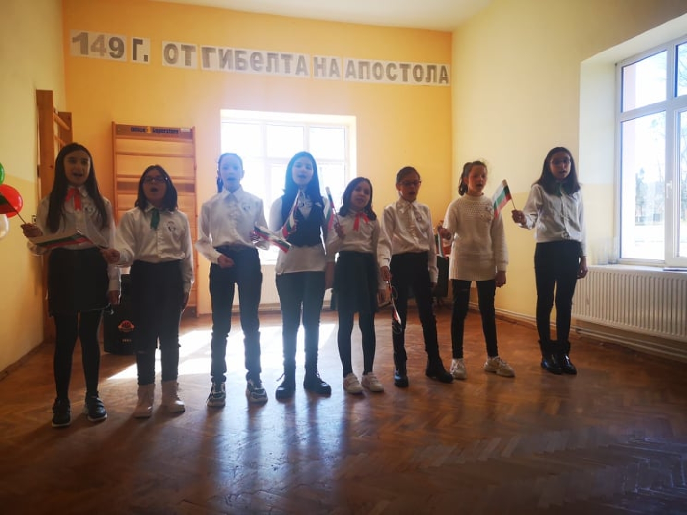 Танц по песента "Обичам България"